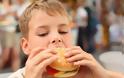 Οι κίνδυνοι που διατρέχουν τα παιδιά που τρέφονται με junk food