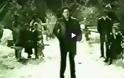 Ο Τζόνι Κας τραγουδά την «Άγια Νύχτα». Μια σπάνια ερμηνεία για το πνεύμα των Χριστουγέννων