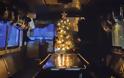 Πρωτοχρονιάτικο βίντεο από την ΕΛΑΣ – Έβαλαν Χριστουγεννιάτικο δέντρο σε… κλούβα