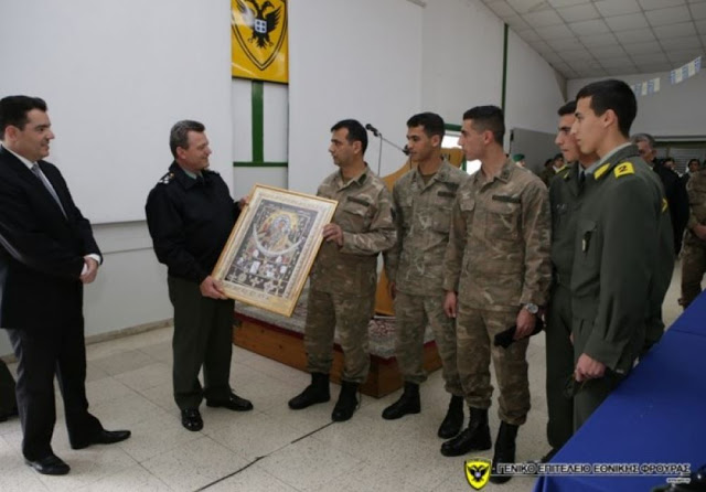 Αξιωματικός με 4 παιδιά στρατιωτικούς τιμήθηκε στο ΓΕΕΦ - ΦΩΤΟ - Φωτογραφία 1