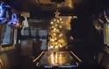 Το... παράκανε η ΕΛ.ΑΣ: Χριστουγεννιάτικο δέντρο σε κλούβα! (ΒΙΝΤΕΟ)