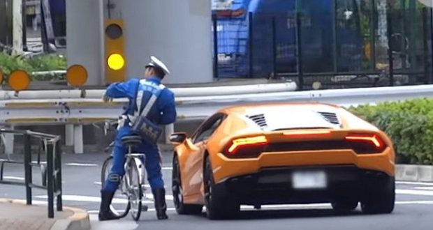 Αστυνομικός καταδιώκει με ποδήλατο μια Lamborghini (Βίντεο) - Φωτογραφία 1