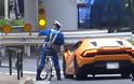 Αστυνομικός καταδιώκει με ποδήλατο μια Lamborghini (Βίντεο)
