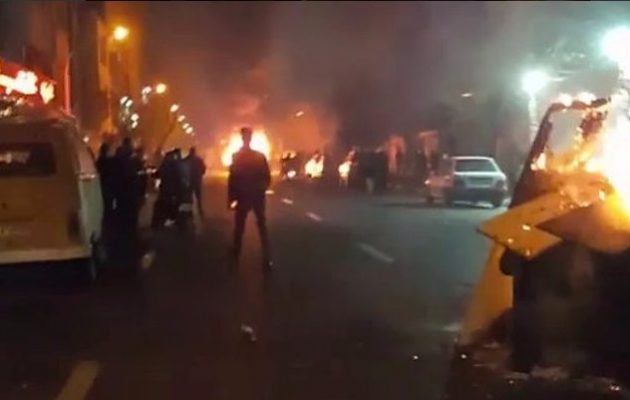 Μεγάλες διαδηλώσεις ξέσπασαν στο Ιράν – «Τέλος στη δικτατορία» (βίντεο) - Φωτογραφία 1