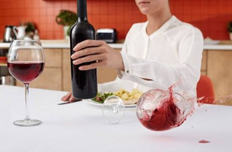 Πώς θα εξαφανίσετε τους λεκέδες από κόκκινο κρασί - Φωτογραφία 1