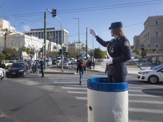 Εθιμοτυπική προσφορά δώρων σε τροχονόμους από την Πολιτική και Φυσική Ηγεσία της Ελληνικής Αστυνομίας - Φωτογραφία 2