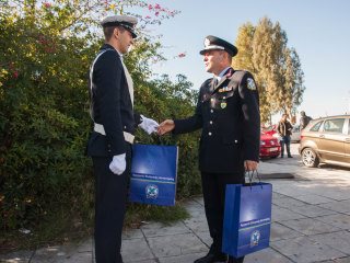 Εθιμοτυπική προσφορά δώρων σε τροχονόμους από την Πολιτική και Φυσική Ηγεσία της Ελληνικής Αστυνομίας - Φωτογραφία 25