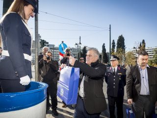 Εθιμοτυπική προσφορά δώρων σε τροχονόμους από την Πολιτική και Φυσική Ηγεσία της Ελληνικής Αστυνομίας - Φωτογραφία 4