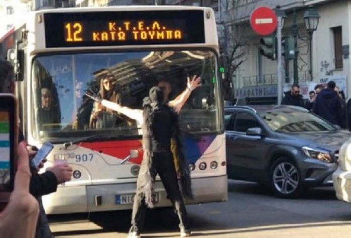 Τέλειος άνδρας στη Θεσσαλονίκη διέκοψε την κυκλοφορία για να… «ρίξει» έναν χορό (video) - Φωτογραφία 1