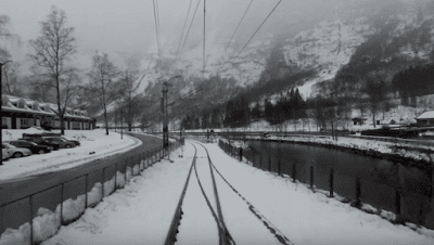 Ένα τραίνο διασχίζει το χιονισμένο βορά της Ευρώπης - Φωτογραφία 1