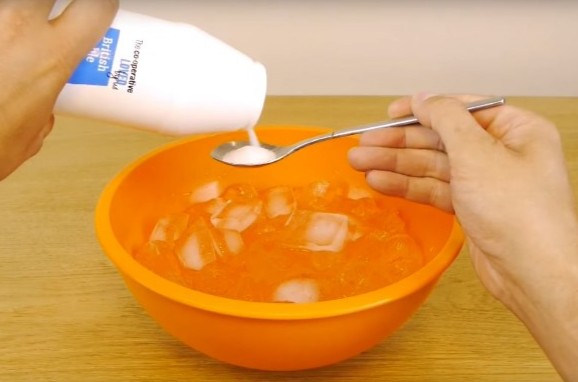 Πώς να παγώσετε κάθε ποτό μέσα σε 2 λεπτά με πάγο και… αλάτι! [video] - Φωτογραφία 1