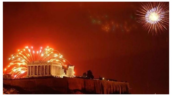 Έγινε η νύχτα μέρα από τα πυροτεχνήματα στην Ακρόπολη με την έλευση του 2018 [photos - video] - Φωτογραφία 1