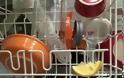 Τι θα συμβεί αν βάλετε μια φλούδα λεμόνι μέσα στο πλυντήριο πιάτων σας