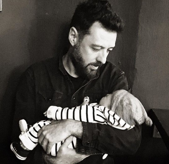 Η πρώτη φωτογραφία του Μάνου Παπαγιάννη με τον νεογέννητο γιο του - Φωτογραφία 2