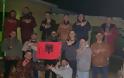 Προκλητικές φωτογραφίες με νεαρούς που σχηματίζουν τον αλβανικό αετό στον Τύρναβο