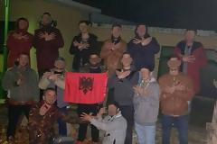 Προκλητικές φωτογραφίες με νεαρούς που σχηματίζουν τον αλβανικό αετό στον Τύρναβο