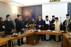 ΚΟΠΗ ΠΡΩΤΟΧΡΟΝΙΑΤΙΚΗΣ ΠΙΤΑΣ ΣΤΟ ΔΗΜΑΡΧΕΙΟ ΑΓΡΙΝΙΟΥ