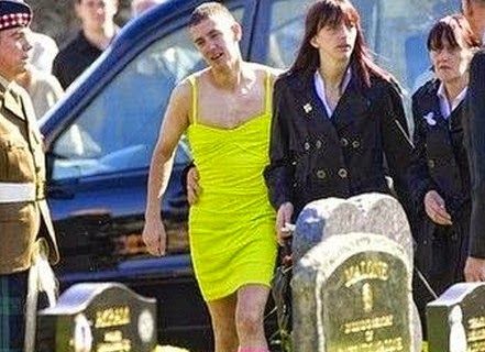 Θα δακρύσεις: Δείτε γιατί πήγε με αυτό το φόρεμα ο τύπος σε κηδεία [photos] - Φωτογραφία 1