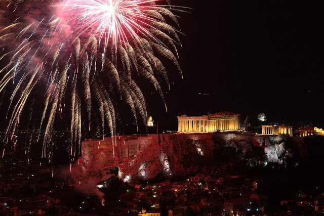 Με την Ακρόπολη λουσμένη στο φως υποδέχθηκε το 2018 η Αθήνα - Φωτογραφία 2