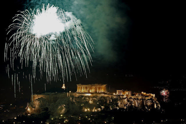 Με την Ακρόπολη λουσμένη στο φως υποδέχθηκε το 2018 η Αθήνα - Φωτογραφία 3