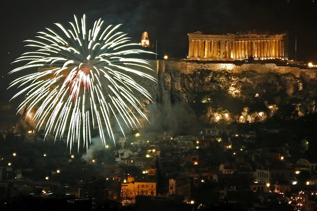 Με την Ακρόπολη λουσμένη στο φως υποδέχθηκε το 2018 η Αθήνα - Φωτογραφία 4