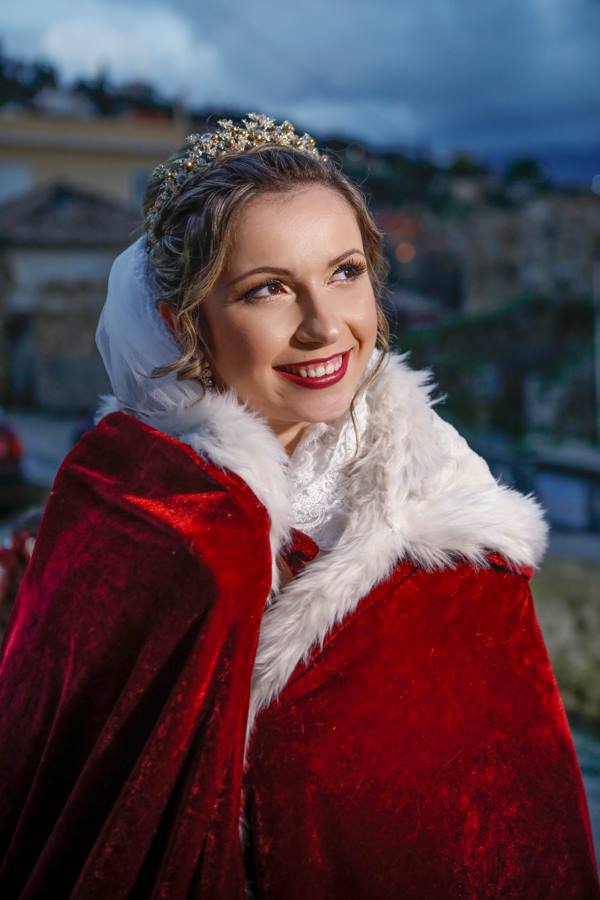 Παραμυθένιος γάμος- Ο Άη Βασίλης συνόδεψε τη νύφη στην εκκλησία! - Φωτογραφία 3