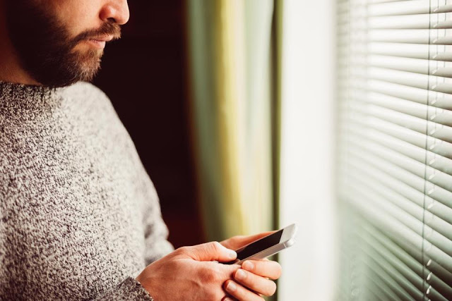 Γιατί οι Βρετανοί στέλνουν 10.000 sms σε μέλη της οικογένειάς τους ακόμη και μέσα στο ίδιο τους το σπίτι; - Φωτογραφία 1