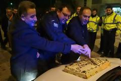 Έκοψαν τη βασιλόπιτα πάνω στο περιπολικό οι Λαρισαίοι αστυνομικοί (φωτό)