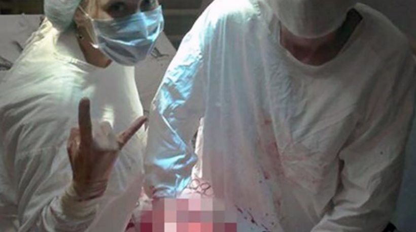 Ρωσία: Νοσοκόμες βγάζουν «αστείες» selfies με ανήμπορους ασθενείς - Φωτογραφία 1