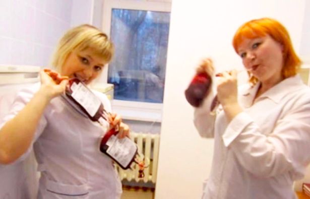 Ρωσία: Νοσοκόμες βγάζουν «αστείες» selfies με ανήμπορους ασθενείς - Φωτογραφία 5