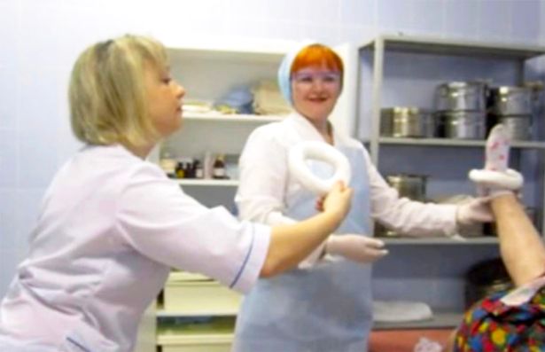 Ρωσία: Νοσοκόμες βγάζουν «αστείες» selfies με ανήμπορους ασθενείς - Φωτογραφία 6