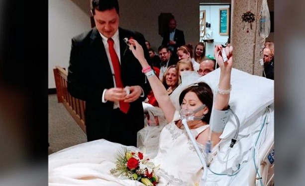 Συγκινητικό: Παντρεύτηκε στο νοσοκομείο τον έρωτα της ζωής της 18 ώρες πριν... - Φωτογραφία 1