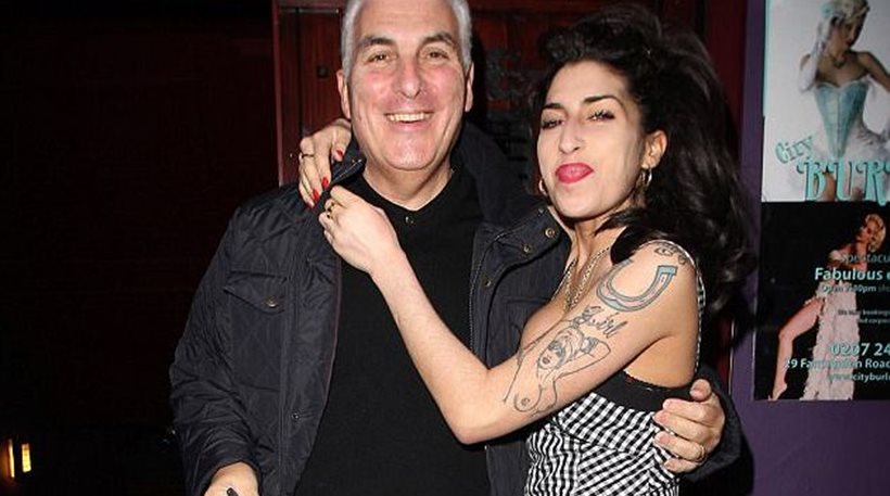 Ο πατέρας της Amy Winehouse βλέπει το φάντασμά της: Έρχεται και κάθεται στο κρεβάτι μου! - Φωτογραφία 1