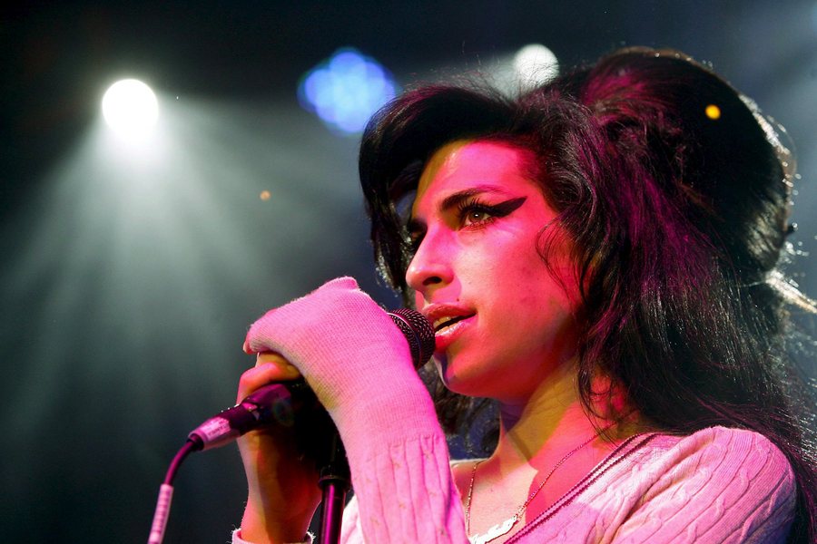 Ο πατέρας της Amy Winehouse βλέπει το φάντασμά της: Έρχεται και κάθεται στο κρεβάτι μου! - Φωτογραφία 2