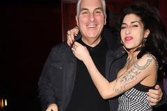 Ο πατέρας της Amy Winehouse βλέπει το φάντασμά της: Έρχεται και κάθεται στο κρεβάτι μου!