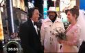 Μαρία Μενούνος: Παντρεύτηκε σε live μετάδοση πριν αλλάξει ο χρόνος στην παγωμένη Times Square - Φωτογραφία 2