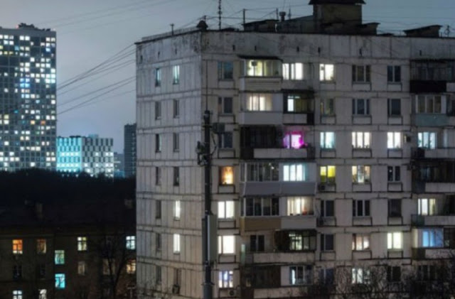 Ρωσία: Μεθυσμένος έπεσε από τον 9ο όροφο χωρίς να πάθει τίποτα και συνέχισε κανονικά την κατανάλωση ποτού! - Φωτογραφία 2