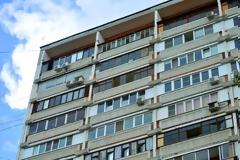 Ρωσία: Μεθυσμένος έπεσε από τον 9ο όροφο χωρίς να πάθει τίποτα και συνέχισε κανονικά την κατανάλωση ποτού!