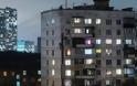 Ρωσία: Μεθυσμένος έπεσε από τον 9ο όροφο χωρίς να πάθει τίποτα και συνέχισε κανονικά την κατανάλωση ποτού! - Φωτογραφία 2