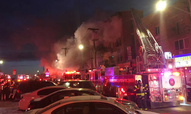 Νέα Υόρκη: Νέα μεγάλη πυρκαγιά σε πολυκατοικία στο Μπρονξ - Πολλοί τραυματίες [photos] - Φωτογραφία 1