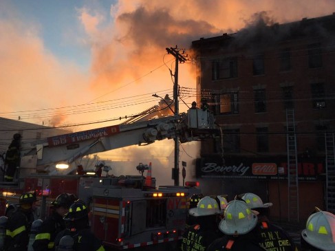 Νέα Υόρκη: Νέα μεγάλη πυρκαγιά σε πολυκατοικία στο Μπρονξ - Πολλοί τραυματίες [photos] - Φωτογραφία 6