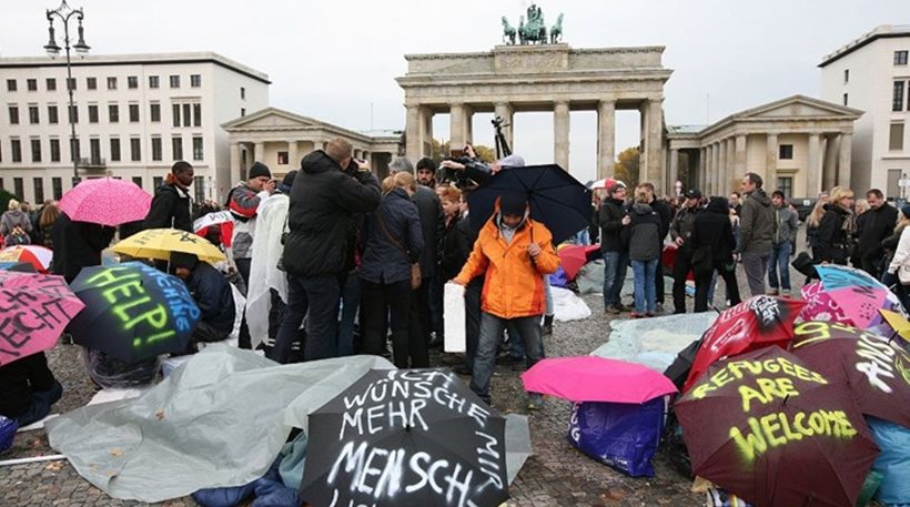 Γερμανία: Το «αδελφό» κόμμα της Μέρκελ ζητά ιατρικές εξετάσεις για τους «ανήλικους» πρόσφυγες - Φωτογραφία 1