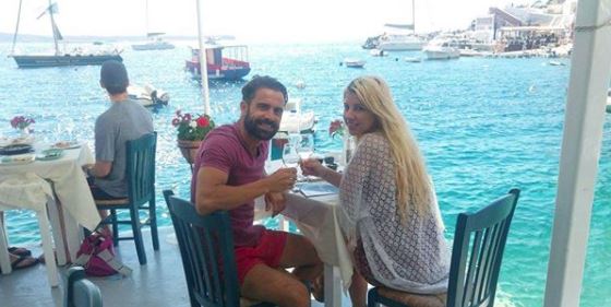 Ο Αγρινιώτης ποδοσφαιριστής Βασίλης Βαλλιάνος: Η πρόταση γάμου και το μονόπετρο στην Κύπρια παρουσιάστρια Έλενα Τσιακούπη! - Φωτογραφία 6
