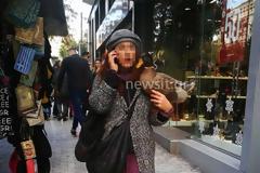 Η γυναίκα με την πάπια ξαναχτυπά! Βόλτα στην Ερμού!