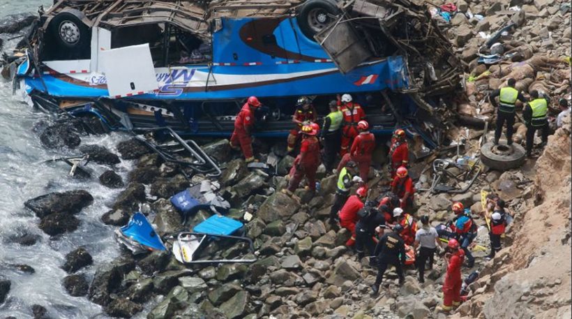 Περού: 25 νεκροί από πτώση λεωφορείου σε χαράδρα - Φωτογραφία 1
