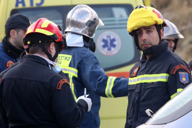 Κατέρρευσαν οι πυροσβέστες μπροστά στο φρικτό τροχαίο του νεαρού ζευγαριού στην Κρήτη - Φωτογραφία 4