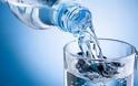 Τι είναι το «ωμό νερό» - Η νέα μόδα, ποιοι το πίνουν και γιατί οι γιατροί τραβούν τα μαλλιά τους