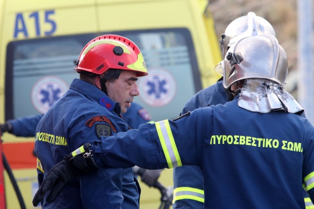 Κρήτη: “Λύγισαν” οι πυροσβέστες βλέποντας τον Χρήστο και τη Μαίρη να “σβήνουν” στην άσφαλτο - Φωτογραφία 5