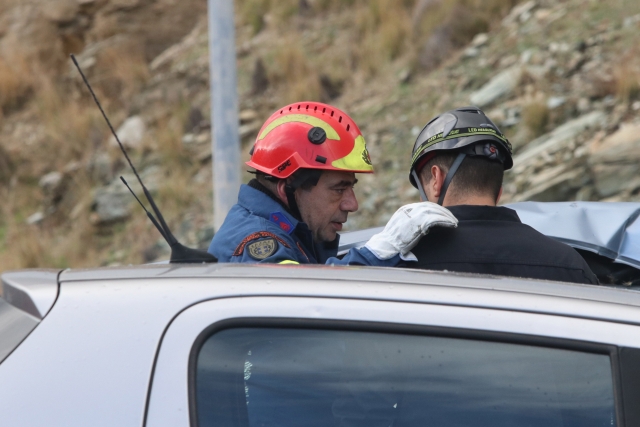 Κρήτη: “Λύγισαν” οι πυροσβέστες βλέποντας τον Χρήστο και τη Μαίρη να “σβήνουν” στην άσφαλτο - Φωτογραφία 7