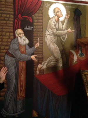 «Βλέπει τον πατέρα Νικηφόρο να αιωρήται ως ένα μέτρο από το έδαφος με τα χέρια υψωμένα και να προσεύχεται» - Φωτογραφία 1